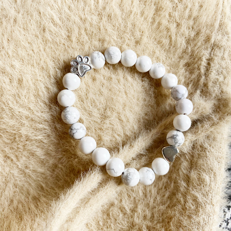 Pulsera en Piedra natural con breloques Huella y Corazón - Design artisanal