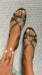 Sandalias planas destalonadas, con puntera abierta y efecto piel de serpiente. 3