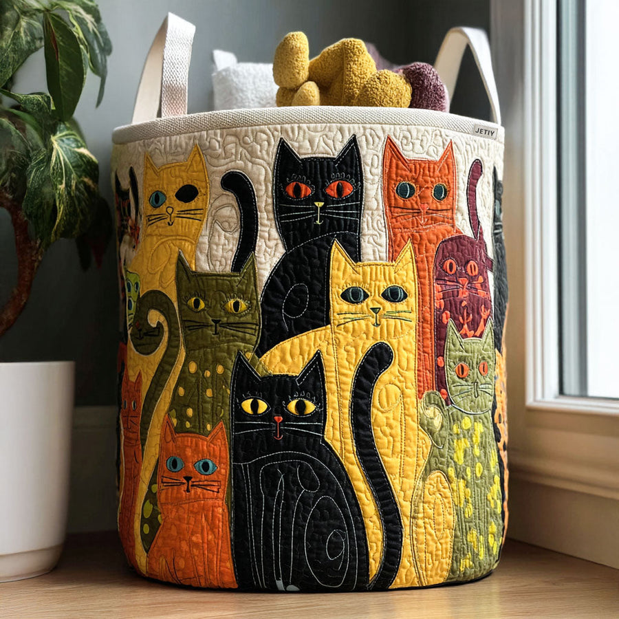 Cesto acolchado con gatitos acurrucados