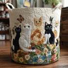 Cesto acolchado con gatos entre flores del jardín 1
