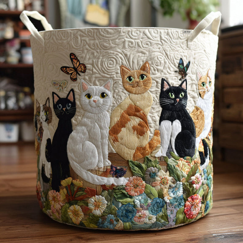 Cesto acolchado con gatos entre flores del jardín