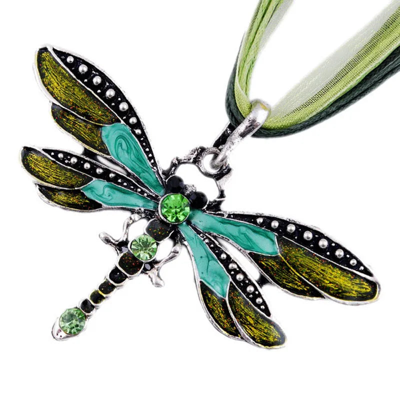 Collar con colgante de libélula en cristal