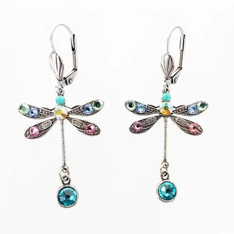 Aretes elegantes de libélula esculpida