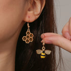 Aretes Colgantees Nid d'Abeja y Abeja - Bijoux Dorados para Mujers 1