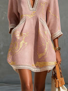 Calista Vestido Mini Rosa de Encaje con Escote en V 4