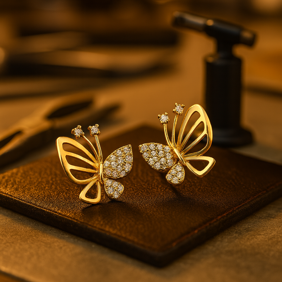Aretes elegantes de mariposa en zirconia