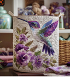 Cesto acolchado con colibrí entre flores 1