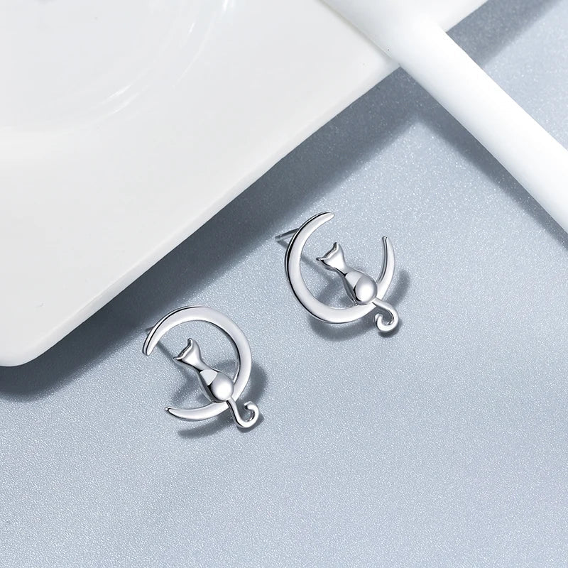 Aretes de gato en plata de ley con diseño de luna y gato