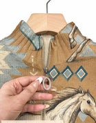 Perpetua™ | Cárdigan con Cierre y Estampado de Caballos y Cactus del Desierto 3